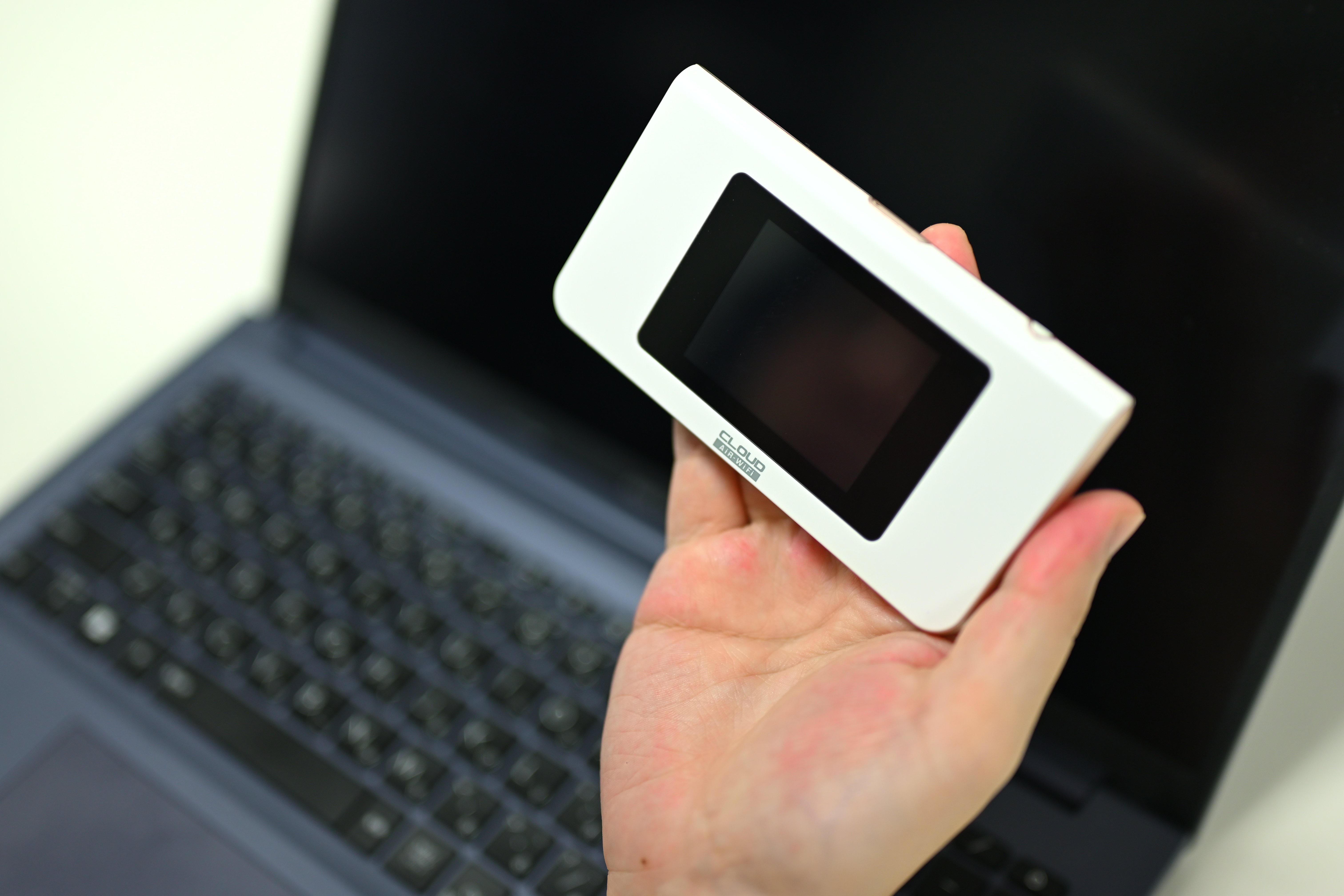 編集部が実際にAiR-WiFi端末を手に持って検証している様子